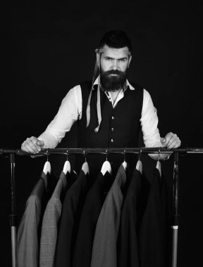 Kendine güvenen suratla terzi ve başının etrafında bağlı teyp ölçme