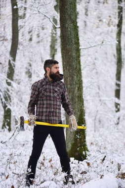 Adam sıcak eldiven ve ormandaki kareli ceket.