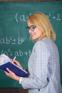 Etkili öğretim dahil öğrenciler hakkında ilgili bilgi edinme. İyi öğretmen olun nitelikleri. Öğretim ilkeleri etkili yapabilirsiniz. Kara tahta sınıfta yakınındaki öğretim kadın
