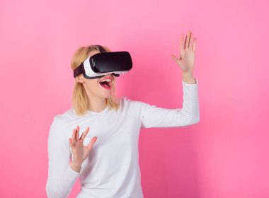 Kadın başa takılı ekran pembe arka plan. Sanal gerçeklik ve gelecekteki teknolojileri. Kız kullanım modern teknoloji vr kulaklık. Dijital aygıt faydaları. Alternatif yer. Alternatif gerçeklik etkileşim