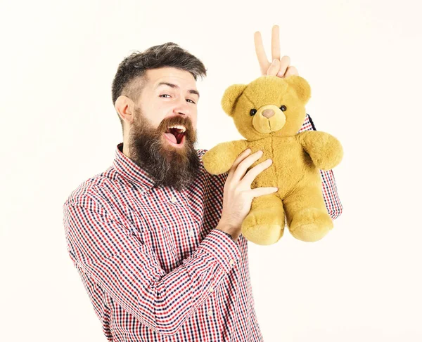 Concepto de paternidad. Hombre con cara feliz sostiene juguete suave —  Fotos de Stock