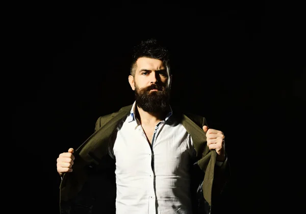 Concepto de confianza y elegancia. Empresario con barba y pelo puntiagudo —  Fotos de Stock