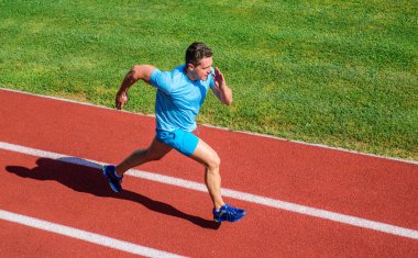 Taşımak için itiş gücü. Stadyum yeşil çim arka atlet. Kesintisiz hareket hayat. Sportif şekil hareket. Spor yaşam tarzı ve sağlık kavramı. Adam atlet büyük sonucu elde etmek için çalıştırın