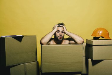 Şok olmuş suratlı maçonun miğferi ve klasörü var..