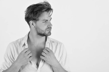 Pembe tişörtlü ve dağınık saçlı adam..