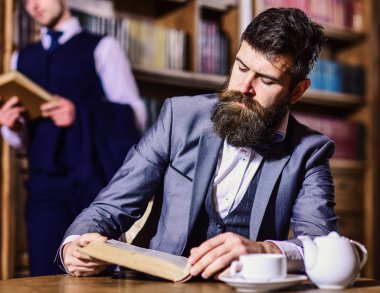 Retro dedektifler antika salonunda. Takım elbiseli erkekler