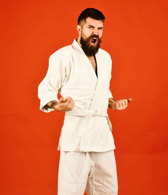 Kırmızı arka planda beyaz kimonolu sakallı adam..