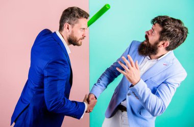 İşadamı el sallayarak süre yarasa yükseltmek. Gizli tehdit kavramı. Rakip ofis arkadaşları el sıkışan iş ortakları. Zor ilk izlenim. Tehlikeli bağları. Şiddet tehdidi