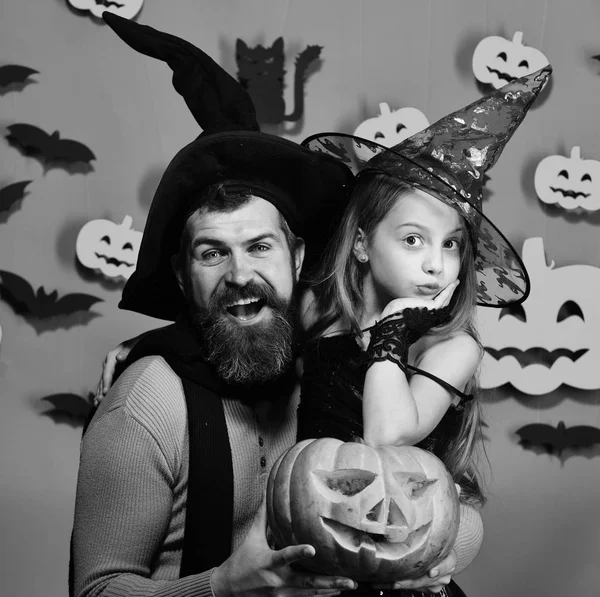 Halloween fest och fest koncept. Far och dotter i kostym — Stockfoto