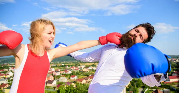 Un par de guantes de boxeo combaten el fondo del cielo. Un tipo atrapado atacado por su esposa. Poder de fuerza de chica confiada. Concepto de dominación de género. Liderazgo relaciones familiares. Señales de que eres un marido calzonazo — Foto de Stock