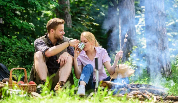 Comida para caminhada e camping. Casal sentar perto de fogueira comer lanches e bebidas. Casal no amor camping floresta caminhada. Caminhe lanches e bebidas. Faz um piquenique. casal fazer uma pausa para comer natureza fundo — Fotografia de Stock