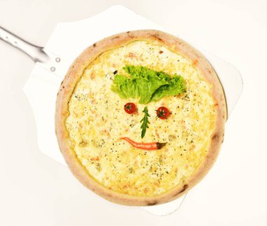 Çıtır kenarlı dört peynirli pizza. Quattro formaggi