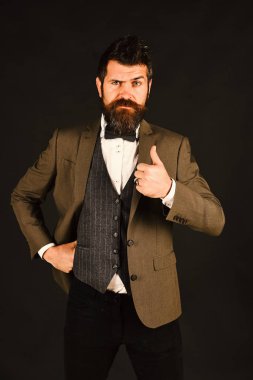 Başparmak işadamı ciddi bir yüz ile ortaya çıktı. Ofis müdürü