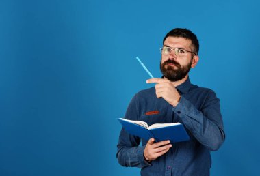 Sakal ve gözlük tutan kitap ve marker ile adam
