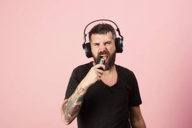 Rahatlamak ve müzik konsepti. Sakallı DJ kulaklık takıyor..