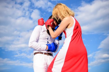 En iyi savunma saldırıdır. Erkek ve kadın boks eldivenleri gökyüzü arka plan mücadele. Kadın kavramı karşı koyabiliriz. Sizce çatışma savunmak. Cinsiyet eşitliği mücadelesi. Kaç aşk boks içinde