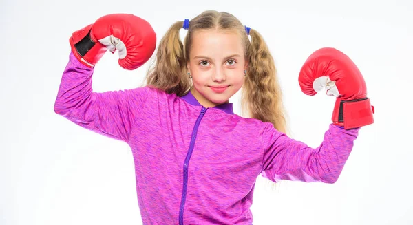 Niña fuerte con guantes de boxeo posando sobre fondo blanco. Está lista para defenderse. La educación deportiva para las niñas. Movimiento feminista. Concepto de autodefensa. Chica boxeadora sabe cómo defenderse —  Fotos de Stock