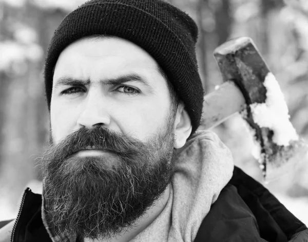 El hombre con barba tiene hacha. Tipo con cara estricta — Foto de Stock