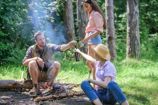 Faz uma pausa para comer qualquer coisa. Caminhantes em piquenique. Empresa amigos comer comida lanche natureza fundo. Caminhantes da empresa no piquenique assar marshmallows lanches comer alimentos e bebidas. Passe um ótimo tempo no fim de semana — Fotografia de Stock