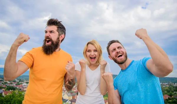 Equipe favorita venceu a competição. Comportamentos da equipa vencedora. Mulher e homens olhar bem sucedido celebrar fundo céu vitória. Trio ficar feliz com punhos levantados. Somos vencedores. Comemore o sucesso — Fotografia de Stock