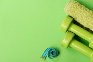 Atletizm ve kilo verme konsepti. Teyp ölçüsü olarak cyan rengi