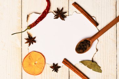 Kağıt parçasına sos kompozisyonu. Bir dizi kuru baharat.