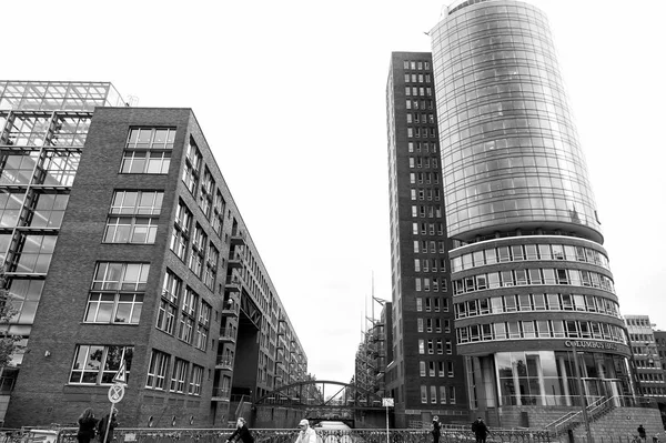 Moderna byggnader på Elbe floden canal i Hamburg, Tyskland — Stockfoto