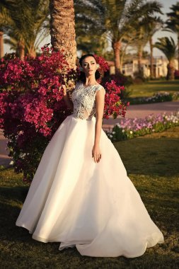 Gelinlik üzerinde bahar ya da yaz çimenlerin üzerinde kadın