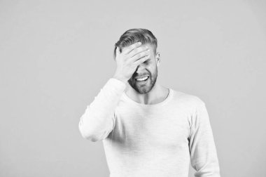 Kötü bellek kavramı. Adam unutkan yüz, gri arka plan sakallı. Sakal tıraşsız adam adamla görünüyor forgetfully ve disapponted. Adam çekici saç modeli unutkan ifade, kopya alanı ile sakallı