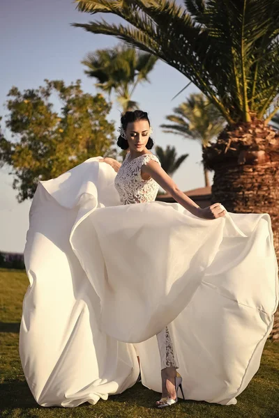 Novia en hermoso vestido largo de boda, mujer joven al aire libre — Foto de Stock