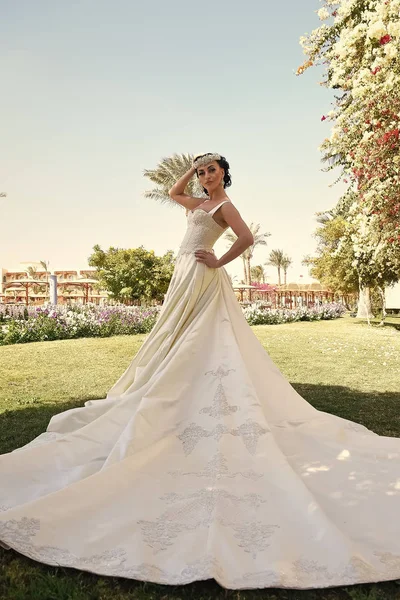 Mooie sensuele jonge brunette bruid in lange witte trouwjurk — Stockfoto