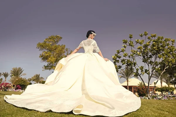 Femme en robe de mariée blanche, maquillage à la mode et cheveux — Photo