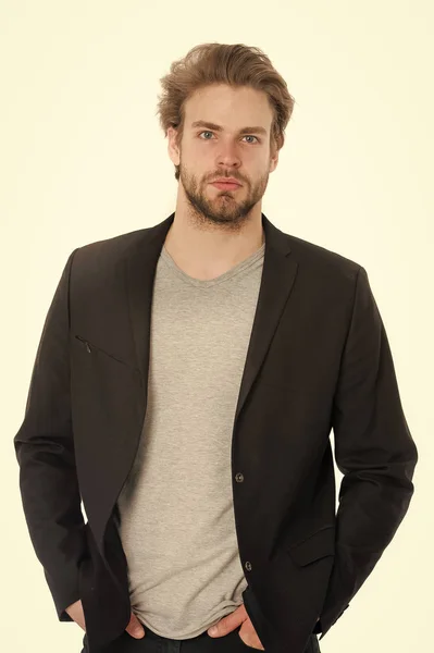 Szürke pólót és fekete dzsekit visel, üzletember vagy fiatal ember — Stock Fotó