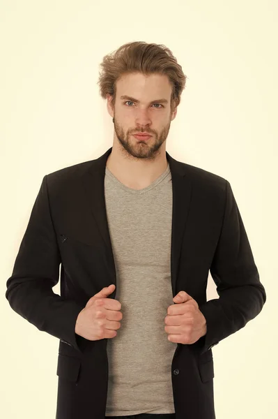 Jonge zakenman dragen grijs shirt en zwarte jas — Stockfoto