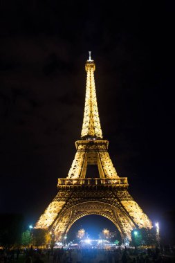 Paris, Fransa - 23 Eylül 2017: Eyfel Kulesi gece zaman. Fransa'nın simgesi. Gece illuminaiton Eyfel Kulesi. Parlak ışık yükleme. Gece manzarasının tadını çıkarın