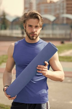 kas vücut, sakal yoga ya da fitness mat tutan adamla