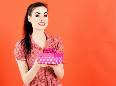 Doğum günü hediye kavramı. Doğum günü hediyesi kızla mutlu yüz tutan