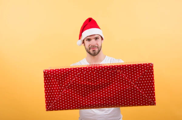 Ο άνθρωπος όμορφος αξύριστος καπέλο santa κρατήστε κουτί δώρου. Χριστουγεννιάτικο δώρο ιδέα. Σάντα φέρει δώρο για σας. Ελκυστική Βασίλη άνθρωπος φέρει μεγάλο κουτί. Αξίζετε καλό δώρο. Εορτασμός διακοπών Χριστουγέννων — Φωτογραφία Αρχείου