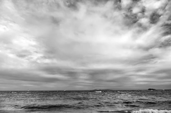 Ondas batendo em bela praia tropical ilha caribenha, sint maarten — Fotografia de Stock