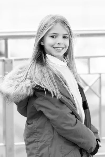 Chica con pelo largo rubio sonrisa al aire libre — Foto de Stock