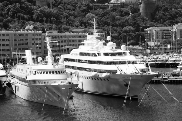 Monte Carlo, Mónaco - 08 de diciembre de 2009: yates en puerto de mar sobre fondo urbano. Veleros y lanchas en puerto. Mar aventura y paseos en barco de verano. Placer y deporte. Vacaciones y ansia de viajar —  Fotos de Stock