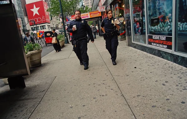 Zwei amerikanische Polizeibeamte patrouillieren in New York, USA — Stockfoto