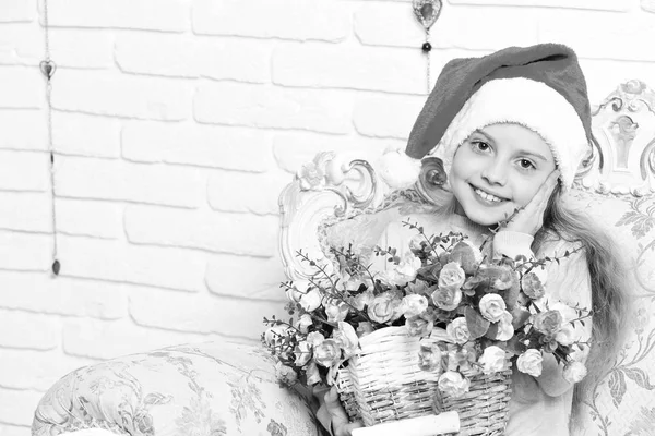 Menina com sorriso no fundo da parede de tijolo branco, espaço de cópia — Fotografia de Stock