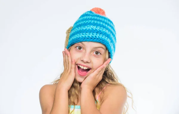 Menina cabelo longo rosto feliz fundo branco. O miúdo usa um chapéu azul macio e quente. Diferença entre tricô e crochê. Outono estação de inverno acessório. Padrões de tricô grátis. Chapéu de malha com pompon — Fotografia de Stock