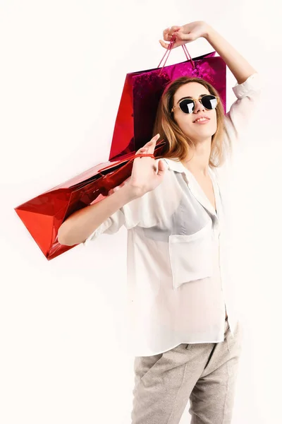 Försäljning och svart fredag koncept. Flicka i solglasögon — Stockfoto