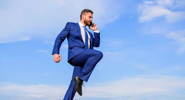 Affärsman formell kostym hoppa samtidigt samtal smartphone himmel bakgrund. Entreprenör i rörelse framgång uttryck. Affärsman lösa affärsproblem på telefon. Fortsätt mot ditt mål. Sluta aldrig — Stockfoto