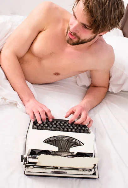 Autor escritor usado máquina antiquada em vez de gadget digital. Conceito de inspiração matinal. Por que o autor usa o trabalho diário manual da máquina de escrever. Homem escritor leigos cama roupas de cama brancas trabalhando em novo livro — Fotografia de Stock