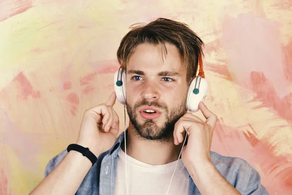 Estilo de vida musical. Alegre adolescente dj escuchar canciones a través de auriculares. — Foto de Stock