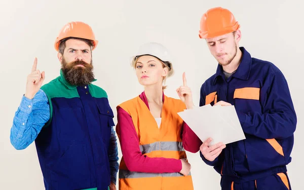 Construtor e engenheiro descobriu como resolver o problema . — Fotografia de Stock