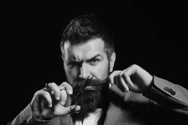 Berber dükkanı reklam konsepti. Ciddi yüzlü bir iş adamı, siyahlar içinde izole edilmiş.